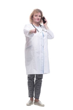 Kıdemli bayan doktor akıllı telefonuyla konuşuyor. beyaz arkaplanda izole edilmiş.
