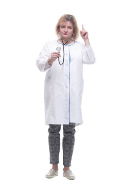 Elinde steteskopla kıdemli bayan doktor. beyaz arkaplanda izole edilmiş.