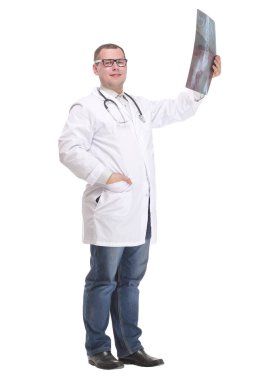 Çekici bir doktorun röntgenini çekerken ve kameraya pozitifle bakarken yan görünümü