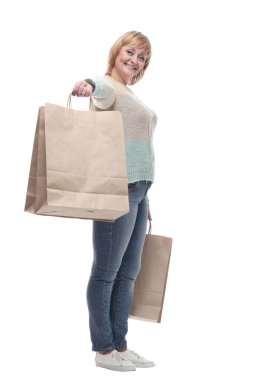 Tam gelişim. Alışveriş torbaları olan çekici, sıradan bir kadın. beyaz arkaplanda izole edilmiş.