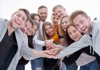 Kapat. Birliklerini gösteren bir grup mutlu genç.