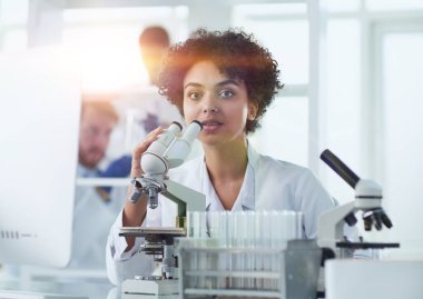 Tıbbi Araştırma Laboratuvarı. Mikro ile Çalışan Kadın Bilim Adamı