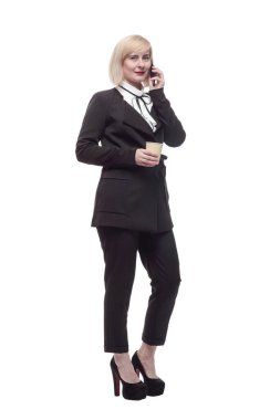 Tam gelişim. Akıllı telefonlu ve kahveli bir iş kadını. beyaz arkaplanda izole edilmiş.