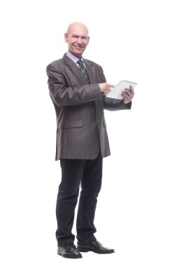 Elinde dijital tabletle gülümseyen bir iş adamı. beyaz arkaplanda izole edilmiş.