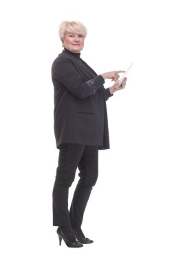 Tam gelişim. Dijital tabletli yetişkin bir iş kadını. beyaz arkaplanda izole edilmiş.