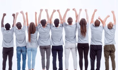 Dikiz aynası. Bir grup benzer fikirli genç insan ellerini kaldırdı. beyaz üzerine izole