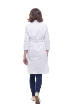 Dikiz aynası. Steteskopu olan olgun bir kadın doktor ileri gider. beyaz arkaplanda izole edilmiş.