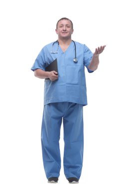 Tam gelişim. gülümseyen doktor. beyaz arkaplanda izole edilmiş.