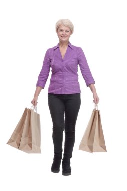 Tam gelişim. Alışveriş torbalarıyla gülümseyen sıradan bir kadın. beyaz arkaplanda izole edilmiş.