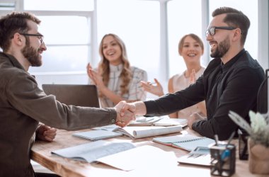 Ofisteki bir toplantıda tokalaşan iş adamları. iş kavramı