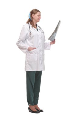 Steteskop takan ve gözlüklü bir kadın doktorun röntgene baktığı ön manzara. Tıbbi yardım kavramı