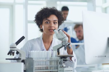 Tıbbi Araştırma Laboratuvarı. Mikro ile Çalışan Kadın Bilim Adamı