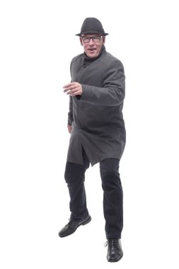 Şapkalı ve sonbahar montlu neşeli bir adam ileri doğru yürüyor. beyaz arkaplanda izole edilmiş