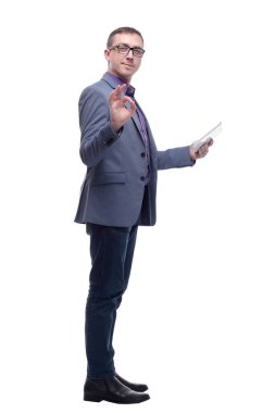 Gülümseyen bir iş adamının tablet bilgisayarını beyaz bir arkaplanda kullanışının yan görüntüsü