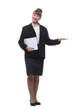 Elinde siyah takım elbiseli bir iş kadınının tam boy portresi.