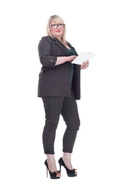 Tam gelişim. Dijital tabletli çekici, olgun bir kadın. beyaz arkaplanda izole edilmiş.