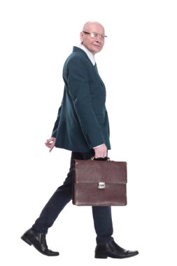Yan görünüş. Öne doğru ilerleyen evrak çantalı kendine güvenen bir iş adamı. beyaz arkaplanda izole edilmiş.