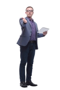 Meraklı ve gülümseyen bir işadamının tabletle beyaz arka planda dururken yana bakan ve işaret eden portresi