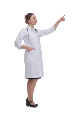 Tam boy. Steteskoplu kadın doktor. beyaz arkaplanda izole edilmiş.