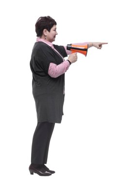 Yan görünüş. Megafonlu kendine güvenen olgun bir kadın. bir beyaz üzerinde izole