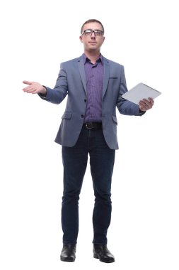 Beyaz arka planda elektronik tablet kullanan havalı iş adamının tam boy portresi