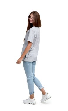 Yan görünüş. Kameraya bakan gülümseyen genç bir kadın. beyaz üzerine izole