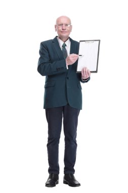 Tam gelişim. Ciddi bir iş adamı panodaki boş bir sayfayı işaret ediyor. beyaz arkaplanda izole edilmiş.