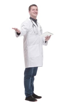 Tam gelişim. Dijital tabletli modern bir doktor. beyaz arkaplanda izole edilmiş.