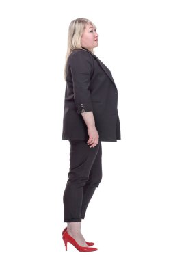 Yan bakış. Takım elbiseli, gülümseyen olgun bir kadın sana bakıyor. beyaz arkaplanda izole edilmiş.