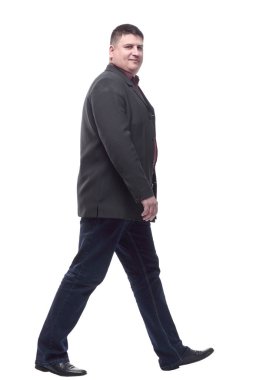 Yan görünüş. Takım elbiseli olgun bir adam öne çıkıyor. beyaz arkaplanda izole edilmiş.