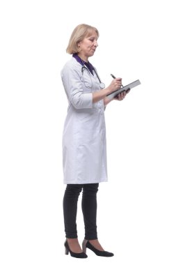 Mutlu gülümseyen kadın doktor, beyaz arka planda izole bir şekilde panoya yazıyor.