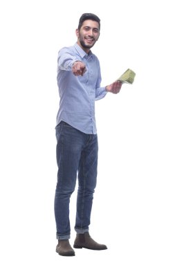 Tam gelişim. Dolar banknotları olan kendine güvenen genç adam. beyaz arkaplanda izole edilmiş.