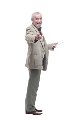 Tam gelişim. Dijital tabletli yaşlı bir iş adamı. beyaz arkaplanda izole edilmiş.