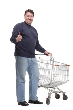 Tam gelişim. Alışveriş arabalı sıradan olgun bir adam. Beyaz bir arka planda izole edilmiş..