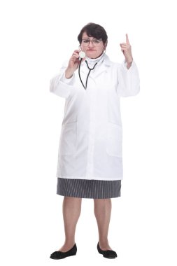 Tam gelişim. Yaşlı kadın elinde steteskop olan bir doktor. beyaz arkaplanda izole edilmiş.