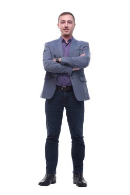 Beyaz bir arka planda kollarını kavuşturmuş gülümseyen bir işadamı. Mutluluk ve insan kavramı