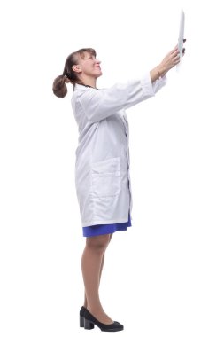 Beyaz işçilerle birlikte entellektüel kadın sağlık personelinin röntgen görüntülerine bakarken