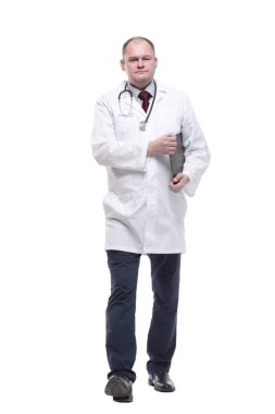 Yetişkin bir doktordu. Not panosu vardı. beyaz arkaplanda izole edilmiş.