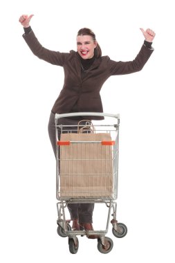 Beyaz arka planda izole edilmiş bir alışveriş arabasını iten bir kadının tam boy portresi.