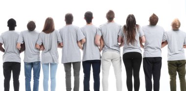 Dikiz aynası. Boş duvara bakan bir grup genç insan. beyaz üzerine izole