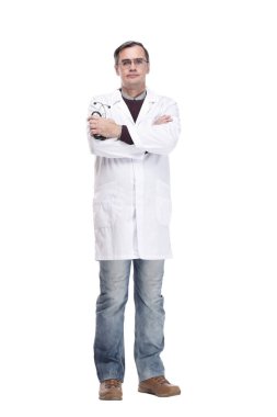 Steteskoplu uzman bir doktor sana bakıyor. beyaz arkaplanda izole edilmiş.