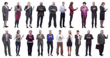 Bir grup insan ellerinde bir telefon tutuyor ve beyaz bir arka planda izole edilmiş telefona bakıyorlar.