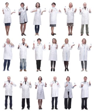 Kavanozu beyaz arka planda tutan bir grup doktor