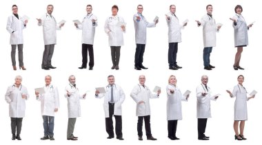 Beyaz arkaplanda izole edilmiş panoya sahip bir grup doktor