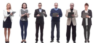 Ellerinde not defteri olan bir grup başarılı insan beyaz arkaplanda izole edildi