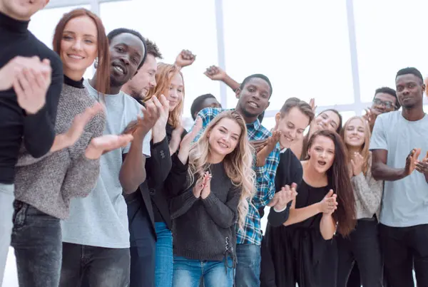 Grupo Jóvenes Diversos Están Aplaudiendo Mientras Miran Foto Con Espacio — Foto de Stock