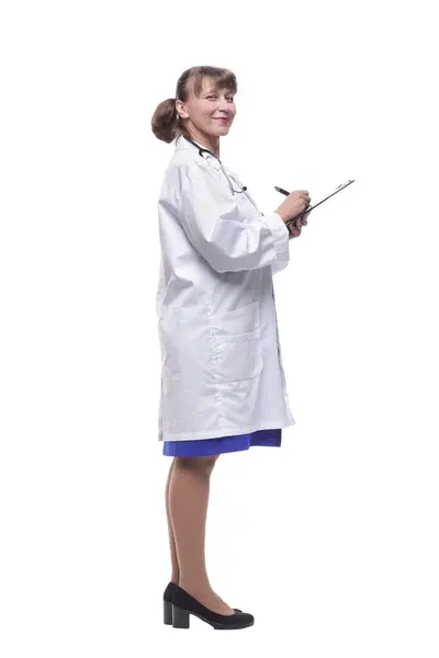 Kvindelig Medicin Læge Skrive Noget Udklipsholderen Smilende Sundhedspleje Medicinsk Behandling - Stock-foto