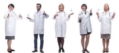 Kavanozu beyaz arka planda tutan bir grup doktor