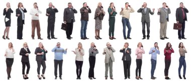 Elinde telefon tutan bir grup insan beyaz arka planda izole edilmiş.