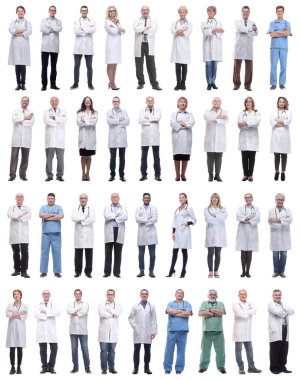 Beyaz arka planda tam uzunlukta bir grup doktor izole edildi